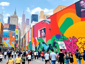 Mural colorat pe un perete dintr-un oraș.